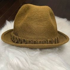 Vintage Lee felt hat with detail crown trim  Exterior is in great condition  Interior lining and rim has some stains  Size 6 3/4 Circumference 20.5'' Beaver Hat, Felt Hat, 1980s Vintage, Caps Hats, Accessories Hats, Bathing Beauties, Felt, Crown, Electronic Accessories