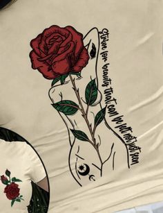 there is a rose on the back of a t - shirt