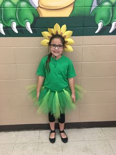 Diy Flower Halloween Costume, Diy Flower Dress Costume, Spring Costume Kids, Daisy Flower Costume, Diy Flower Costume Women, Diy Flower Costume, Plant Costume Kids, Flower Costumes, Baby Flower Costume Diy