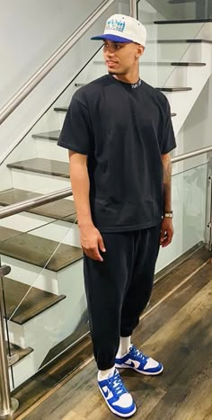 Nike Fashion Men, Men’s Black Streetwear, Jordan Lewis Tucker Outfit, Black Cap Outfit Men, Cap Outfits Men, Fitted Caps Men Outfit, Fitted Hats Outfit Men, Air Jordan Dunk Low, Fitted Cap Outfit