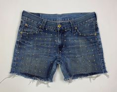 ITEM DESCRIPTION: Brand: LEVIS Model: 604 Women's shorts/ women, customized, low waisted, non-stretch, 5 pockets Size W30 Italian size 44 (check the measurements below) Material: 100% cotton Buttoning: zip and 1 button Condition: used, good condition Measures: waist 84 cm total length 35 cm inner leg length 12 cm front horse 21 cm rear horse 34 cm bottom leg 28 cm How are the measurements taken? The garment is placed on a flat surface well laid out with fastened buttons. Waistline: it is taken b Woman Shorts, Jeans Levis, Shorts Denim, Denim Shorts Women, Low Waisted, Short Outfits, Denim Jeans, Denim Shorts, Trousers