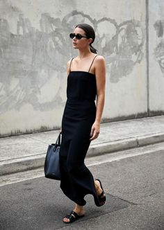 Minimalist Moda, How To Look Expensive, Woman In Black, Italian Women, Easy Style, Dion Lee, Business Outfit, 가을 패션, Classic Outfits