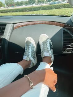 Golden goose shoes Clean Golden Goose Sneakers, Golden Goose Superstar Outfit, Golden Goose Outfit Summer, Golden Goose Sneakers Outfit Summer, Golden Goose Aesthetic, High Tops Outfit, Sneakers Outfit Summer