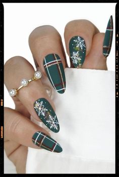 Christmas Jumper Nails, Christmas Nail Art Designs Winter, Nail Festive, Christmas Nails Plaid, Wintry Nails, Green Plaid Nails, Green Christmas Nail Designs, Nail Deaigns, Green Christmas Nail