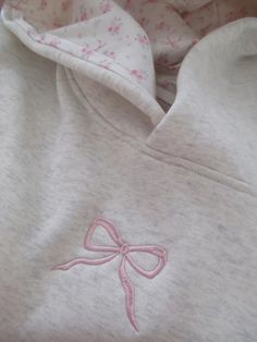 Satin hood lining with pink bows and floral pattern. Baby pink bow emboridery. Heather grey, soft, comfy, thick, sustainable 100% cotton material. Pink bows // clean girl // vanilla girl // coquette aesthetic // pink aesthetic // pink vanilla girl // hoodie essentials // comfy hoodie // gray hoodie // oversized hoodie // bow trend // bow embroidery // softgirl style // closet basics // hoodie basics // thick hoodie Cute Grey Hoodie, Prisanabay Hoodie, Gift Giving Hoodie, Cute Pink Things Aesthetic, Cute Hoodies And Sweatshirts, Cute Pink Hoodie, Trending Hoodies 2024, Hoodie That Hoodies, Hoodies Womens Aesthetic