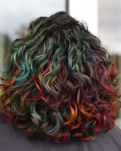 Naturally Curly Colored Hair, Hair Colors For Curly Hair Ideas, Curly Hair Streaks Highlights, Curly Hair Two Colors, Brown Curly Hair Dye Ideas, Multicolor Curly Hair, Vivid Curly Hair, Colourful Curly Hair, Fun Curly Hair Color