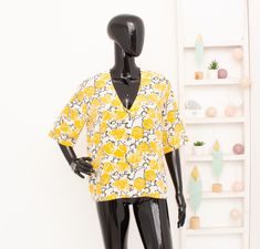 Lovely floral crepe blouse from Samsoe & Samsoe designed in a super soft white yellow floral printed silk crepon, featuring boxy loose fitted style, a deep V neck and half 3/4 sleeves. Eye-catching spring women elegant shirt. 100 % Silk size M for your comfort I give the measurements in inches and cm: armpit to armpit 20.5"/ 52 cm; length 23"/ 58.5 cm dry clean condition: excellent ⬇️Please look at my other tops for sale https://www.etsy.com/shop/IwangelinePlace?ref=seller-platform-mcnav§ion_id= Trendy Printed Yellow Blouse, Trendy Yellow Printed Blouse, Summer Floral Print Viscose Blouse, Summer Floral Viscose Blouse, Chic Printed Yellow Tops, Floral Print Viscose Blouse For Summer, Chic Yellow Printed Top, Yellow Printed Blouse For Summer, Yellow Floral Print Blouse For Work