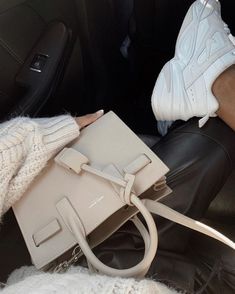 𝓑𝓮𝓵𝓵_𝔃𝓮𝓾𝓼𝓬𝓱 Luxury Stuff, Handbag Ideas, Ysl Handbags, Nike M2k, Dream Bags, Beige Bag, Bag Collection, Celine Luggage Bag, Mini Handbags