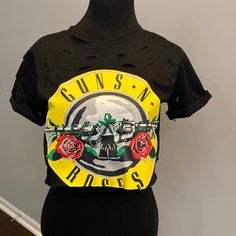 Guns N Roses Crop Top T-Shirt. Brand New W No Tags. Size Medium Summer Graphic Tee With Rose Print, Trendy Black Top With Rose Print, Black Cotton Tops With Rose Print, Rebellious Graphic Print Tops For Spring, T Shirt Brand, Top T Shirt, Shirt Brand, Crop Top, Roses