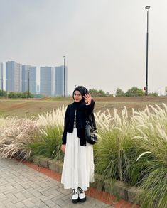 Budak Ootd, Sisters Photoshoot Poses, Muslimah Outfit, Sisters Photoshoot, Muslim Outfits, Casual Day Outfits