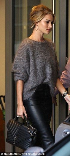 Rosie Huntington-Whiteley is effortlessly stylish in chic leather skirt Chunky Knit Sweater Outfit, Winter Outfits 2019, Knit Sweater Outfit, Skirt Diy, Look Retro, Pullover Outfit, Black Leather Pants, Looks Street Style