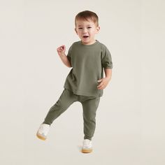 Approved for all of his ready-to-move moments. Our naturally oversized, Boxy Tee, was made with play in mind. Not to mention, this shirt is a no-brainer when paired with our Boys Lounge Short. Casual Relaxed Fit Tops For Playwear, Relaxed Fit Green Tops For Playwear, Green Relaxed Fit Tops For Playwear, Relaxed Fit Crew Neck Top For Playtime, Playful Solid Color Tops For Playwear, Casual Solid Tops For Playtime, Sporty Solid Color Tops For Playwear, Casual Green Tops For Playwear, Pyjama Trend