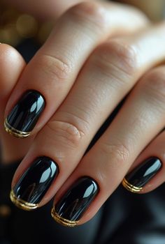 Very Short Gel Nails Ideas, Black And Gold Gel Nails Short, New Year Nails 2024, New Year Short Nails, New Year Nails Short, Black And Gold Short Nails, Black Nails Short Simple, Nails Design New Years, Short Nail Trends