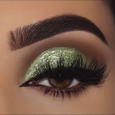 Brown And Green Eyeshadow, Green Eye Shadow Looks, Saint Patricks Day Makeup, Green Eyeshadow Look, Day Eye Makeup, Eyeshadow Ideas, Day Makeup Looks, Christmas Makeup Look, Work Makeup