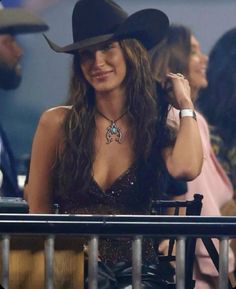 Supportive Girlfriend, Foto Cowgirl, Classy Cowgirl, Festival Inspo, Bella Hadid Outfits, Cowgirl Aesthetic, Nashville Outfits, Cowgirl Outfits, So Adorable