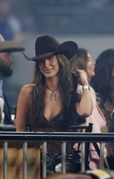 Bella hadid concert style cowboy hat 70s Cowgirl, Nashville Fits, Hairstyle Black Hair, Country Concert Outfit Ideas, Country Concert Outfits, Cowgirl Summer, Concert Style, Foto Cowgirl, Country Aesthetic