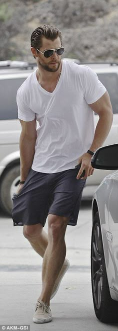 t-shirt básica,short e ray ban, é moleza ser estiloso, basta pensar um pouco ;) Vincent Cassel, Jonathan Rhys Meyers, Men With Street Style, Outfits Hombre, Hipster Man, Sharp Dressed Man, Christian Bale, Mens Fashion Summer, Chris Hemsworth