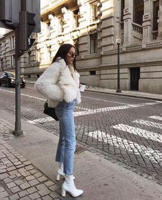 White Booties Outfit, Pretty Winter Outfits, White Boots Outfit, Look Winter, Winter Mode Outfits, White Fur Coat, Booties Outfit, White Booties, 사진 촬영 포즈