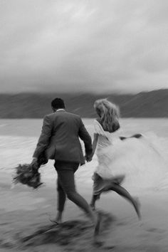 Beach Wedding Photo Inspiration, Romantic Beach Wedding Photos, Beach Wedding Ceremony Photos, Elopement Mood Board, Artsy Elopement Photos, Boho Beach Engagement Photos, Hawaii Wedding Pictures