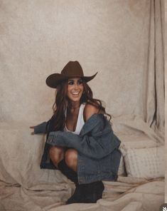 Western Photoshoot Ideas, Western Photo Shoots, Cowgirl Photoshoot, Western Photoshoot, Western Photo, Cowgirl Style Outfits, Western Photography, Country Style Outfits, Looks Country