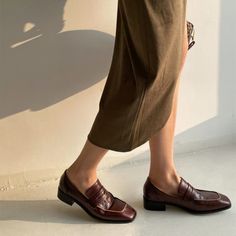 These loafers are designed in a timeless, minimal silhouette, so you'll be sure to wear them often. Made from soft leather, soft bottom that ensure all-day comfort. Wear yours with tailoring and denim alike. Color: Brown/BlackMaterial: CowhideLining: CowhideInsole: CowhideSole: RubberHeels: 3.5 cm/1.38"Weight: 0.36kg Each Shoes (measured size 8.5) Fit: Medium to Wide, Runs Normal.Origin: Made in China Production Time: About 7-10 days (Any exceptional case will email you, Please pay attention to Office Tassel Loafers With Almond Toe And Stitched Sole, Office Tassel Loafers With Stitched Sole And Almond Toe, Almond Toe Tassel Loafers With Stitched Sole For Office, Almond Toe Tassel Loafers For Office, Pointed Toe Leather Loafers For Office, Business Casual Slip-on Loafers With Square Toe, Modern Fall Loafers For Office, Modern Loafers For Office Wear In Fall, Modern Loafers For Office In Fall