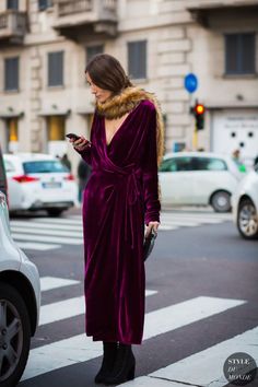 Velvet Crush :: The Season's Hottest Look. Image via Style du Monde Future Wear, Street Style 2016, Scarf Outfit, Simply Chic, Street Fashion Photography, Street Style Chic, Street Style Inspiration, Street Chic