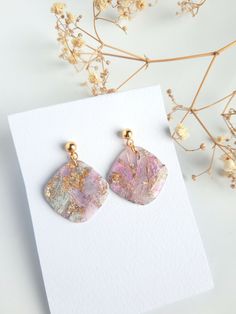 Il s'agit d'une paire de boucles d'oreilles en marbre pendantes et gouttes rose et blanc avec des détails dorés réalisée par moi, en argile polymère.  Elles sont si légères et faciles à porter que vous pourriez les mettre tous les jours et même pendant plusieurs heures sans même sentir leur présence. Leur style chic et vif vous permettra de les associer à vos combinaisons du quotidien ou même dans les jours spéciaux tels que les mariages, fiançailles ou autres fêtes. Elles peuvent devenir un trè Pink And White Marble, Earring Inspo, Mineral Stone, Style Chic, Handmade Polymer Clay, Gold Details, White Marble, Earrings For Women