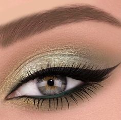 Subtle Green Eyeshadow, Minimalist Eyeshadow, Green And Brown Eyeshadow, Machiaj Smokey Eyes, Makeup Verde, Green Eyeshadow Look, Evening Eye Makeup, Bold Eyeliner, Eye Makeup Images