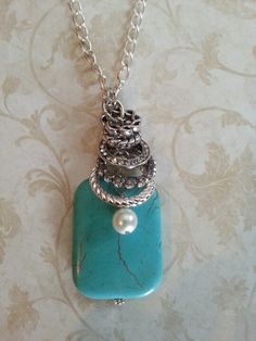 Love making turquoise jewelry with silver n pearls! Diy Collier, Turquoise Pendant Necklace, A Necklace, How To Make Necklaces, I Love Jewelry, Bijoux Diy, Precious Jewelry, Turquoise Pendant