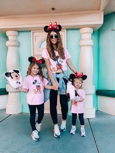 Mom Disney Outfits Fall, Womens Disneyland Outfits Winter, Outfits For Disneyland In October, Casual Outfits For Disneyland, Mom Disneyland Outfit Winter, Cute Disney Family Outfits, Baltic Born Dress Family Photos, Disneyland February Outfits, Cute Disney Mom Outfits