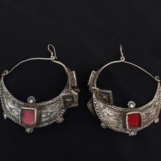 Rare earring. Handmade in taroudant. Antique berber silver eaaring with niello and old glass agate. Vintage earring. Gorgeous earrings and in good condition. Fast shipping *weight: 35.9 gram If there is any other question sand me a message and i will be very happy to answer it as son as possible. Visit my store: https://www.etsy.com/fr/shop/Berberjewelery Traditional Round Engraved Earrings, Traditional Engraved Round Earrings, Nickel-free Silver Ceremonial Earrings, Antique Jewelry For Pierced Ears, Antique Silver Pendant Earrings, Antique Nickel-free Jewelry For Ceremonial Occasions, Traditional Festival Jewelry With Pierced Design, Traditional Filigree Hoop Earrings, Traditional Handmade Hoop Earrings