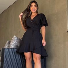 Produto Quest Moda Net Peça coringa em qualquer guarda roupa, apostar nessa peça não tem erro, modelo versátil que compõe qualquer look, própria pra quem tem bom gosto, estilo e gosta de andar na moda. Vestido Curto Heloisa Envelope Viscose Manga Curta Soltinho Informações: -Não possui bojo -Manga curta -Possui um cintinho -Não fica transparente -Caimento perfeito Foto real do modelo (produto idêntico a foto do anúncio) Ocasiões: casuais, festas, casamentos, baladas, trabalho e para o dia a dia. Dark Photo Ideas, Formal Ideas, Fashion Store, Wrap Dress, Little Black Dress, Dress Outfits, Envelope, Plus Size, Dresses