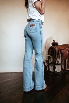 Wrangler Beth Caribbean Trouser – Wiseman’s Western Flared Jeans Casual Outfit, Western Woman’s Outfits, Mexico City Outfit Ideas, Winter Clothes Ideas, Winter Country Outfits, Womens Western Outfits, All Denim Outfit, Winter Outfit Casual, Vestiti In Jeans