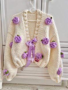 Our products are specially designed by our Pnkimera brand and are 100% original and 100% handmade.  This carefully designed thick, soft art cardigan is made from a wool blend.  The rose patterns on it are knitted with first-class acrylic threads and sewn to the cardigan.  All eyes will be on you and you will not want to take it off with this iconic wonderful design jacket that you can choose in winter months and cool summer evenings. ** Since our products are handmade, they are made to order. Th Pink Knit Sweater With Flowers, Art Cardigan, Lilac Cardigan, Rose Patterns, Flowers Unique, Rose Cardigan, Cardigan For Women, Lilac Roses, Women's Fashion Set