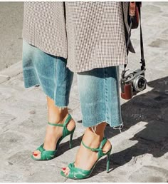 ripped jeans, red toes and green sandals Looks Jeans, Green Sandals, Fashion Details