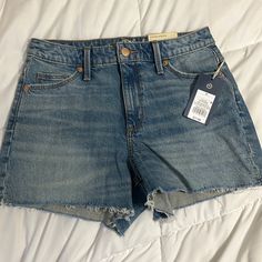 Nwt Super Cute Never Worn, Just Don't Fit. Vintage Style W/ A Good Stretch :) Bundle W/ Other Jean Shorts For 15% Off :) Off White Jeans, Midi Jeans, Midi Denim, Cuffed Denim Shorts, White Jean Shorts, White Denim Jeans, Acid Wash Denim, Blue Denim Shorts, Mom Shorts