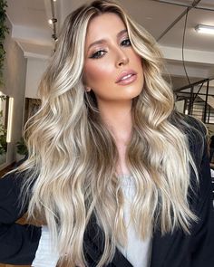 KAINÃ DECANINE on Instagram: "Esse loiro passando pra te desejar bom dia! ☀️ @kpro_oficial . . #balayage #blonde #loiros #hairtrends" Toasted Coconut Blonde, Blonde Hair Dark Eyes, Perfect Blonde Hair, Blonde Roots, Blonde Hair Inspiration, Long Blonde, Long Blonde Hair, Toasted Coconut, Cool Hair Color