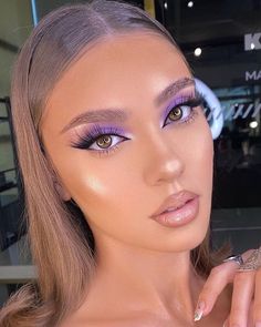 Tuns Bob Lung, Gala Make Up, Grad Makeup, Purple Eyeshadow Looks, Purple Makeup Looks, Mekap Mata, Purple Eye Makeup, Formal Makeup