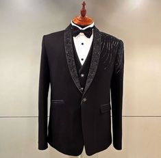 Black party wear suit set of 5 pieces includes jacket with work (as shown in image) , a vest /waistcoat , pant, bow tie and a white plain shirt to catch the eyeballs in event.  *𝐓𝐞𝐱𝐭 𝐦𝐞 𝐢𝐧 𝐭𝐡𝐞 𝐦𝐞𝐬𝐬𝐚𝐠𝐞 𝐬𝐞𝐜𝐭𝐢𝐨𝐧 𝐟𝐨𝐫 𝐚𝐧𝐲 𝐪𝐮𝐞𝐫𝐲.  * ■𝙁𝙖𝙗𝙧𝙞𝙘 :- premium terry rayon   📌𝙉𝙊𝙏𝙀:- ---------------  𝙋𝙊𝙎𝙎𝙄𝘽𝙄𝙇𝙄𝙏𝙔 𝙊𝙁 𝙇𝙄𝙏𝙏𝙇𝙀 𝘿𝙀𝙑𝙄𝘼𝙏𝙄𝙊𝙉 𝙄𝙉 𝘾𝙊𝙇𝙊𝙍 𝘿𝙐𝙀 𝙏𝙊 𝘿𝙄𝙁𝙁𝙀𝙍𝙀𝙉𝙏 𝙎𝘾𝙍𝙀𝙀𝙉𝙄𝙉𝙂 𝘼𝙉𝘿 𝙋𝙃𝙊𝙏𝙊𝙂𝙍𝘼𝙋𝙃𝙄𝘾 𝙍𝙀𝙎𝙊𝙇 Embroidery Blazer Men, Black Tuxedo For Men Wedding, Tuxedo Designs For Men, Festive Black Three-piece Suit For Formal Occasions, Black Tuxedo For Party Wear, Black Tuxedo For Party Wear And Festive Occasions, Black Tuxedo For Evening Party Wear, Black Tuxedo For Evening Party, Black Blazer For Semi-formal Party Wear