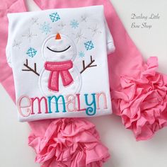 ♥Snowman bodysuit or shirt for baby and toddler girls. "Winter Wonderland" is so colorful and fun! Great option to wear for Christmas and Winter. This listing includes: -bodysuit or shirt with name (note name at checkout) ADD matching bow and leggings in the shop. Monogrammed Baby Clothes, Christmas Applique Patterns, Machine Embroidery Gifts, Beginning Quilting, Snowman Shirt, Bernina Embroidery, Kids Sewing, Christmas And Winter, Christmas Applique