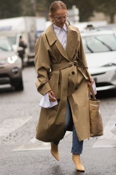 Alexandra Carl, Trenchcoat Outfit, Walking Down The Street, Street Style Blog, Trench Coat Style, Paris Fashion Week Street Style, Coat Outfit, Raincoats For Women