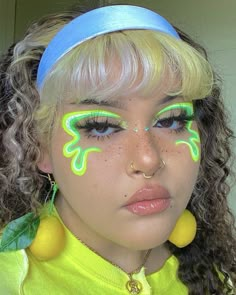 Makeup Looks Full Face Crazy, Psychadelic Make Up, Trippy Eye Makeup, Squiggle Eyeliner, Drip Makeup Look, Trippy Makeup Looks, Dopamine Makeup, Face Paint Makeup Looks, Funky Makeup Creative