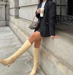 Outfit Ideas Mini Skirt, Cream Boots Outfit, Cream Knee High Boots, Outfits With Knee High Boots, Cream Colored Boots, Under The Knee Boots, Loafers Heels, Cream Boots, Knee Boots Outfit