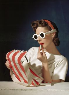 White Sunglasses & Red Lipstick Vogue, July 1939 Photographer: Horst P. Horst Model: Muriel Maxwell Vintage Fashion Photography, Wearing Glasses, Foto Art, Victoria Secrets, 1940s Fashion, Vintage Vogue