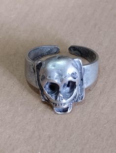 I SHIPPING WITH INTERNATIONAL PRIORITY MAIL. SMALL CAST METAL RING  REGOLABILE VINTAGE 80S  DEADSTOCK.  TENEBROSO, OSCURO ANELLO.  DIAMETRO MINIMO 2 CM.  Skull, cast metal ring vintage 80S, gothic horrible skull, oscuro e tenebroso teschio.  anello della morte. per veri amanti delle tenebre Silver Grunge Rings For Halloween, Gothic Collectible Rings For Halloween, Collectible Gothic Rings For Halloween, Punk Style Skull Ring For Halloween Collectible, Gothic Skull Ring Collectible, Vintage Skull Ring For Halloween Collectible, Collectible Gothic Skull Ring, Gothic Skull Rings For Collectors, Gothic Metal Skull Ring