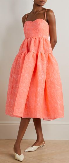 Erdem Dress, Coral Outfit, Black Brogues, New York Outfit, Orange Coral, Neon Coral, Midi Dress Casual, Fashion Design Clothes, Tier Skirt