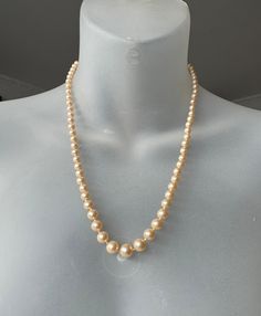 Immerse yourself in the world of timeless elegance with this exquisite long pearl necklace, refined with a high-quality sterling silver clasp. Each pearl in this necklace has been carefully knotted individually, which underlines its uniqueness and high quality standards. The necklace has a total length of around 53 cm and presents pearls in different sizes, which are elegantly arranged in a progression. The largest pearl is located centrally and measures approximately 0.8 cm in diameter, giving Classic Cream Pearl Chain Necklace, Formal Single Strand Cream Pearl Necklace, Formal Cream Single Strand Pearl Necklace, Vintage Cream Single Strand Pearl Necklace, Vintage Pearl Necklace, Long Pearl Necklace, Pearl Necklace Vintage, Long Pearl Necklaces, Vintage Pearl