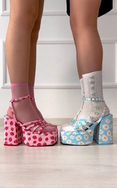 Vintage Pastel Outfits, Funky Heels, Heels And Socks, Fun Shoes, Girl Sneakers, Fashion Shoes Heels