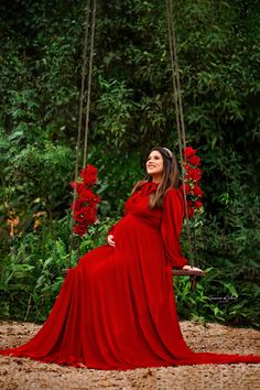 Gestante, balanço, ensaio Christmas Invites, Maternity Gown Photography, Baby Bump Photoshoot, Maternity Photography Poses Outdoors, Maternity Photography Poses Couple, Photoshoot Maternity