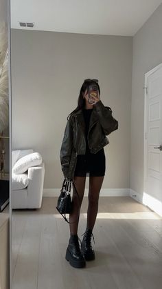 Black Hand Bag, Ropa Upcycling, Eve Outfit, Leather Jacket Outfits, Black Hand, 가을 패션, Autumn Outfit, Outfit Inspo Fall, Black Leather Jacket